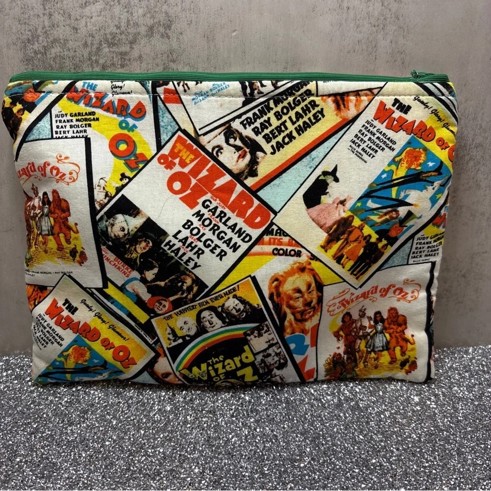 Vintage 1990’ Wizard of Oz Print Cosmetic Bag - Multicolor 8x10 pre`owned